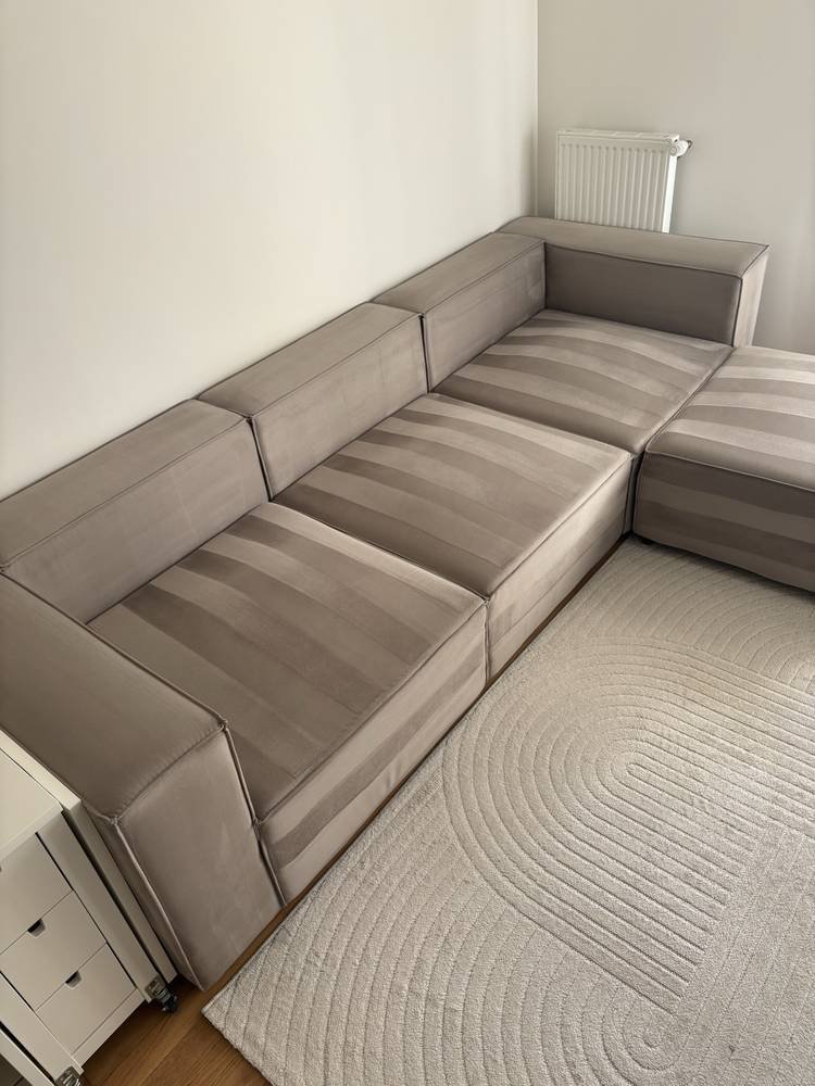 Canapé d'angle gris et tapis nettoyés