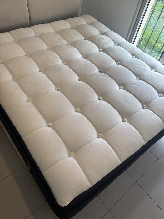 Matelas capitonné blanc nettoyé
