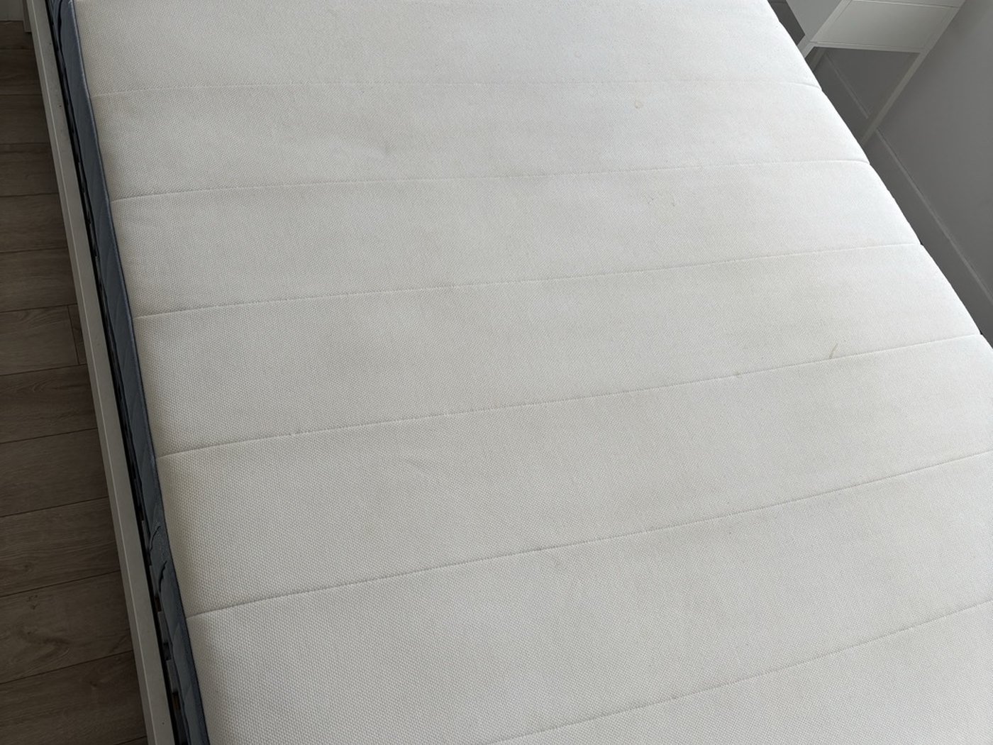 Matelas grand lit taché après nettoyage à domicile, Paris et Île-de-France