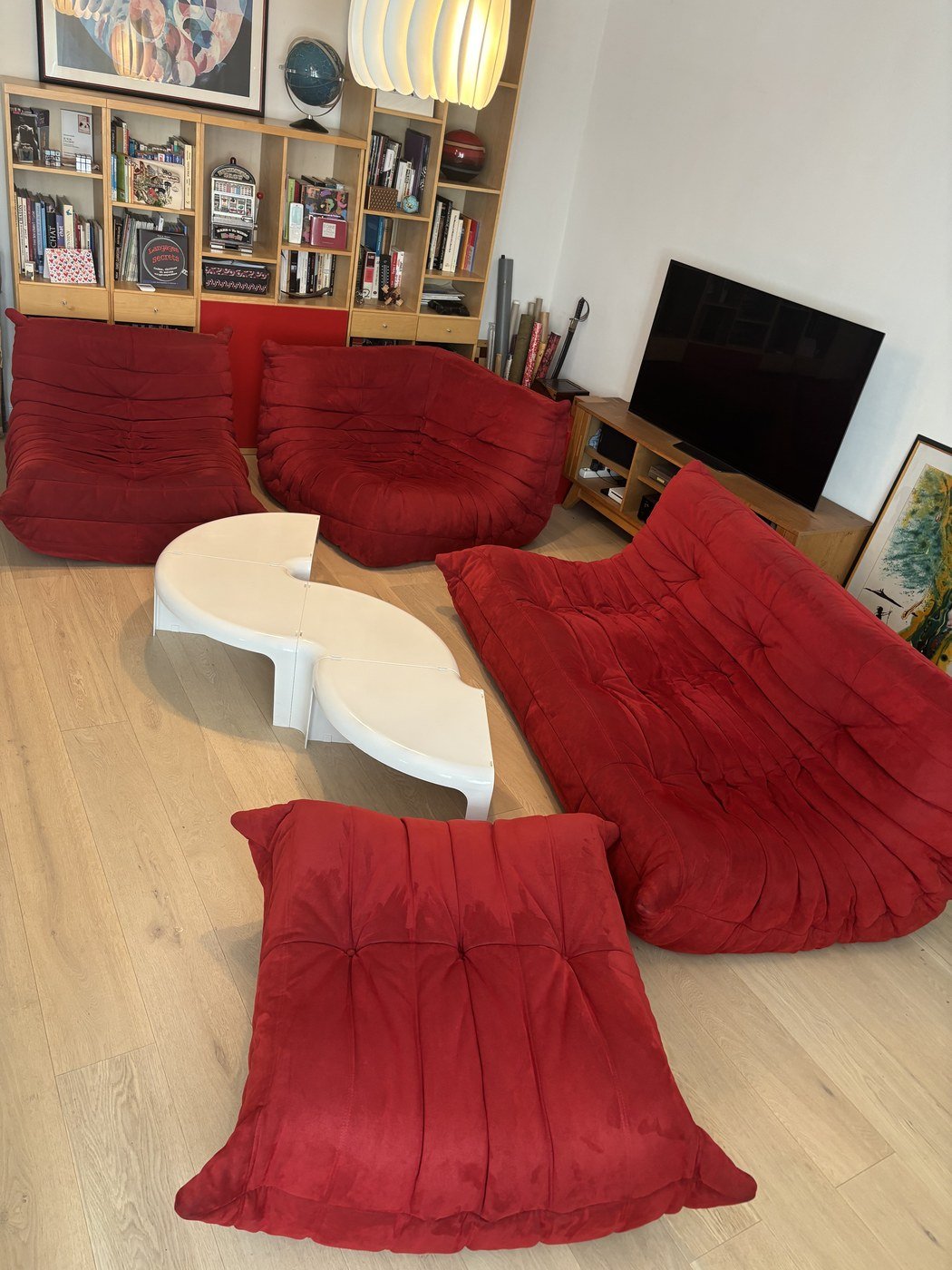 Canapé et fauteuils rouges nettoyés