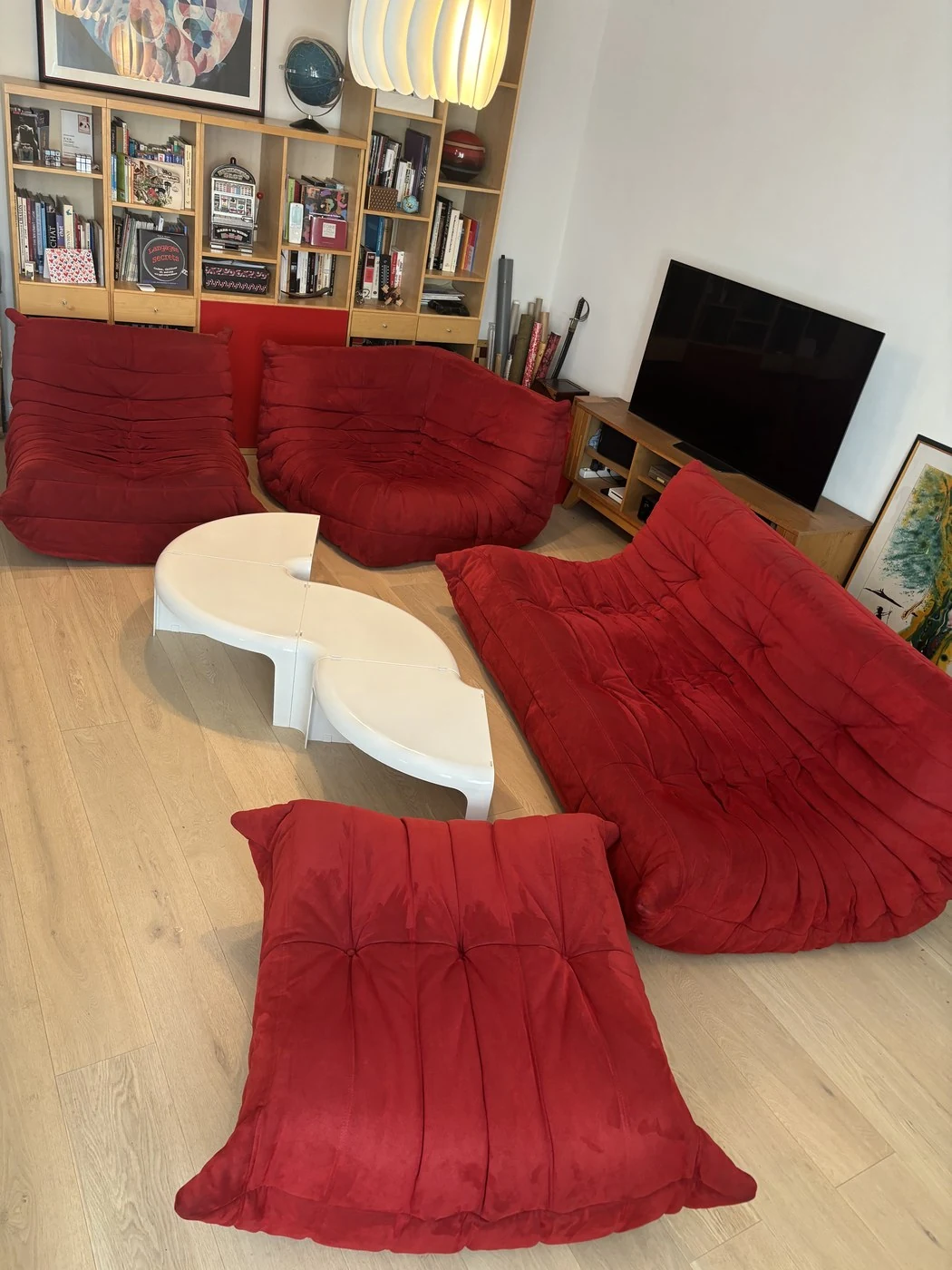 Canapé et fauteuils rouges nettoyés