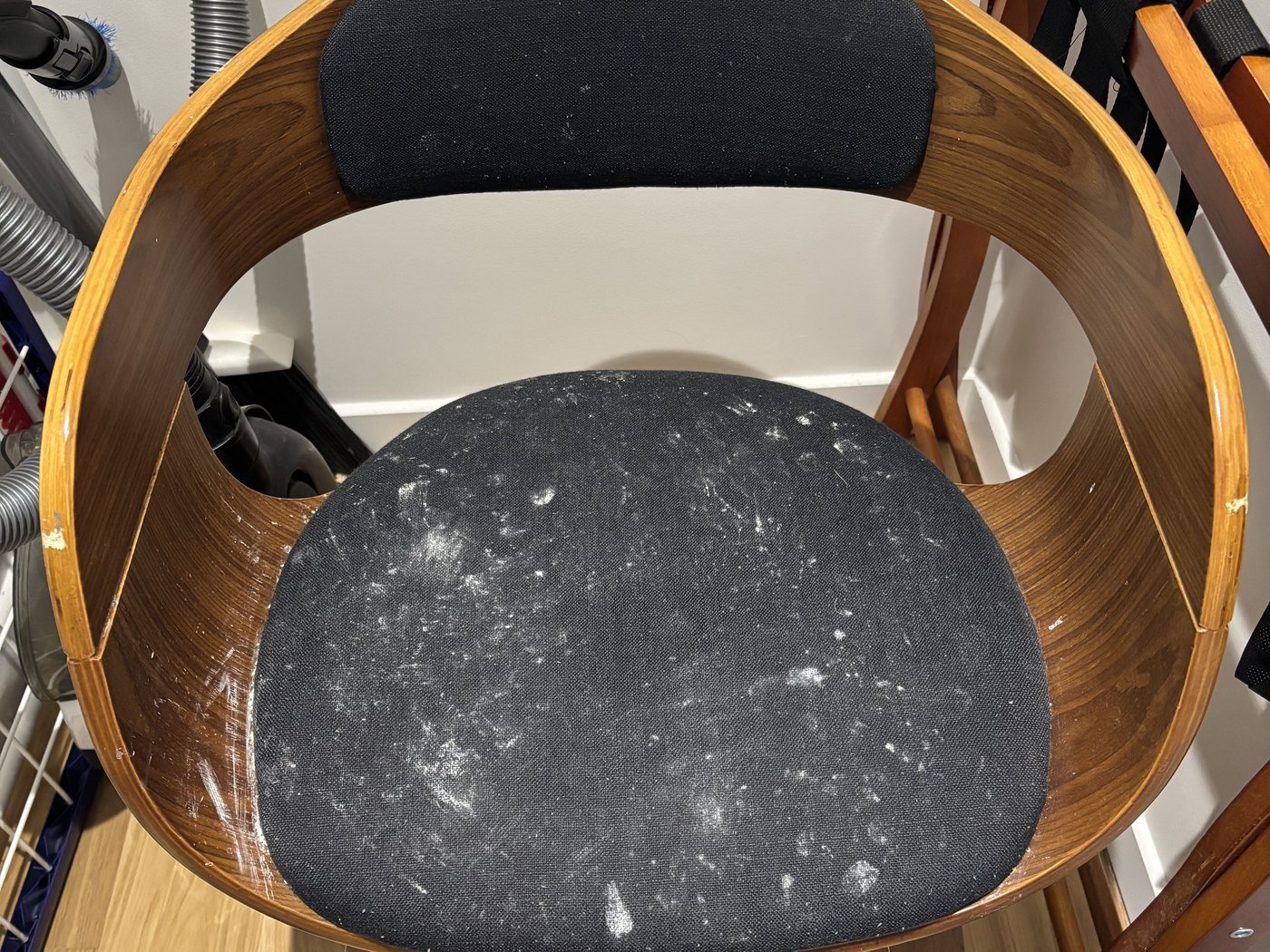 Fauteuil en bois et tissu noir avant nettoyage à domicile, Paris et Île-de-France