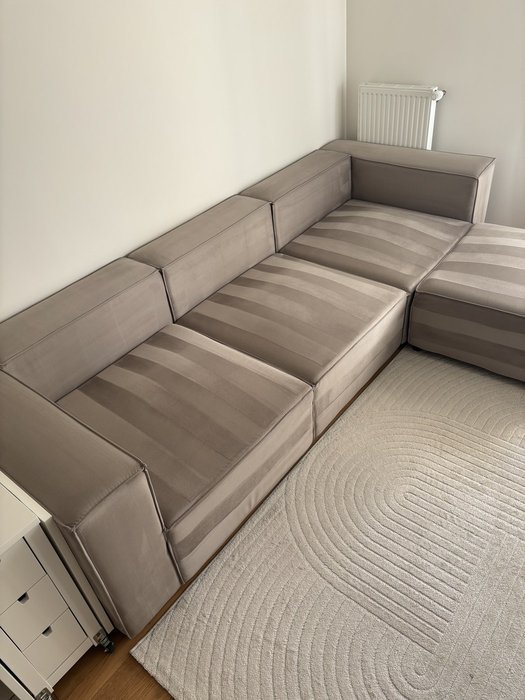 Canapé d'angle gris et tapis nettoyés