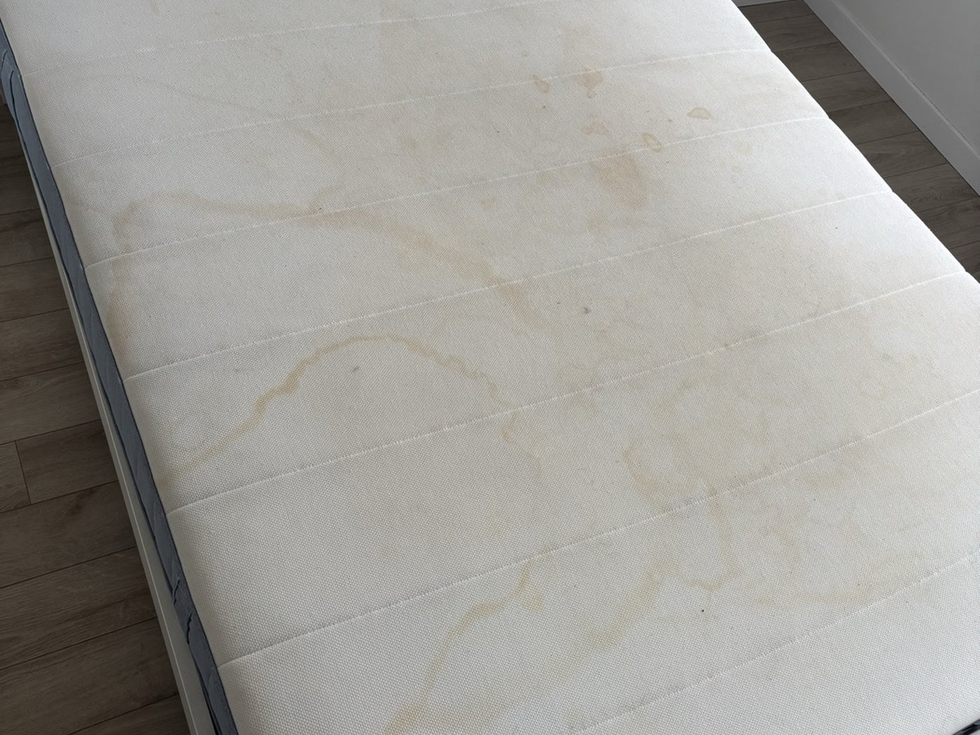 Matelas grand lit taché avant nettoyage à domicile, Paris et Île-de-France
