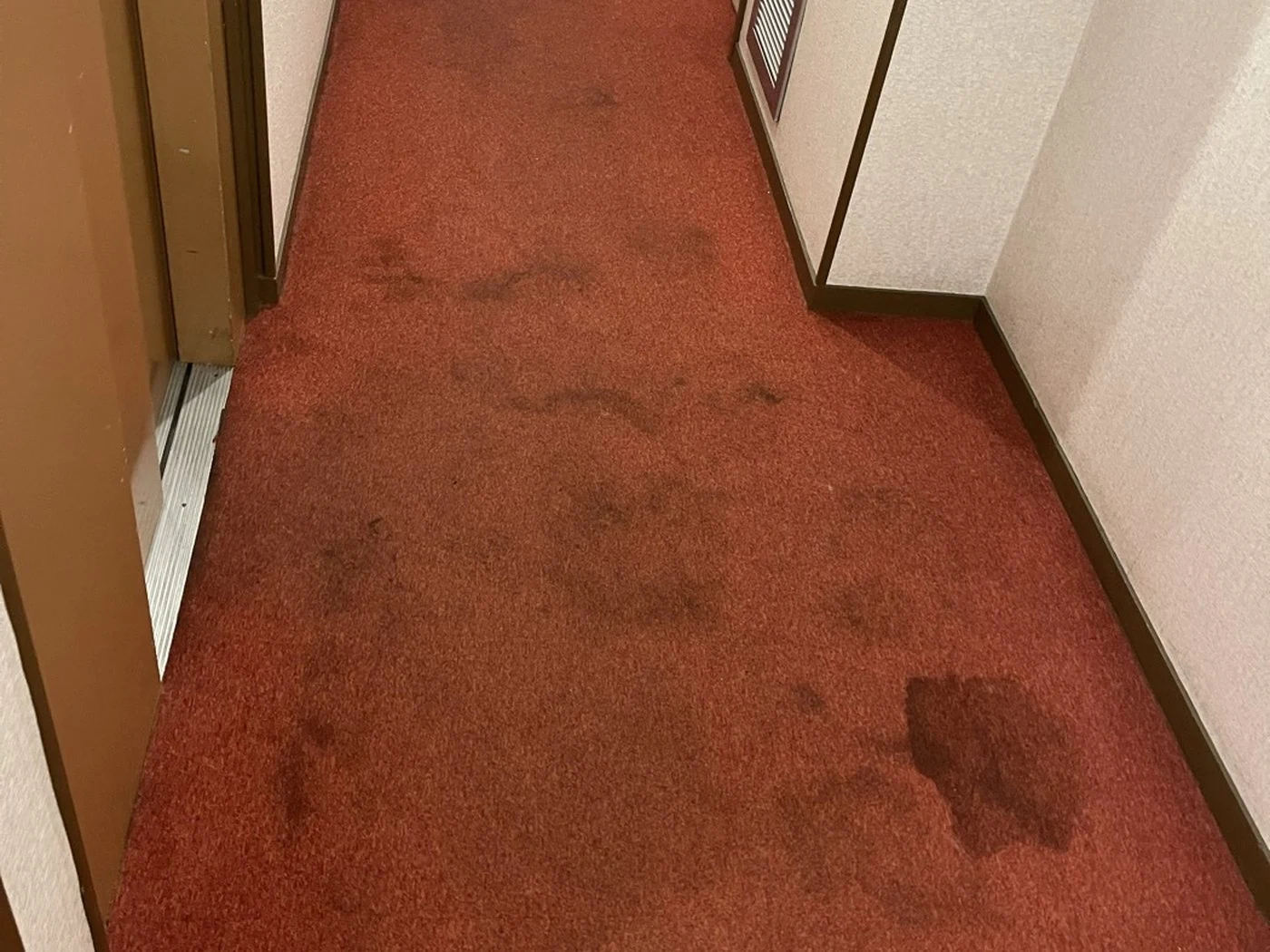 Moquette rouge tachée avant nettoyage à domicile, Paris et Île-de-France