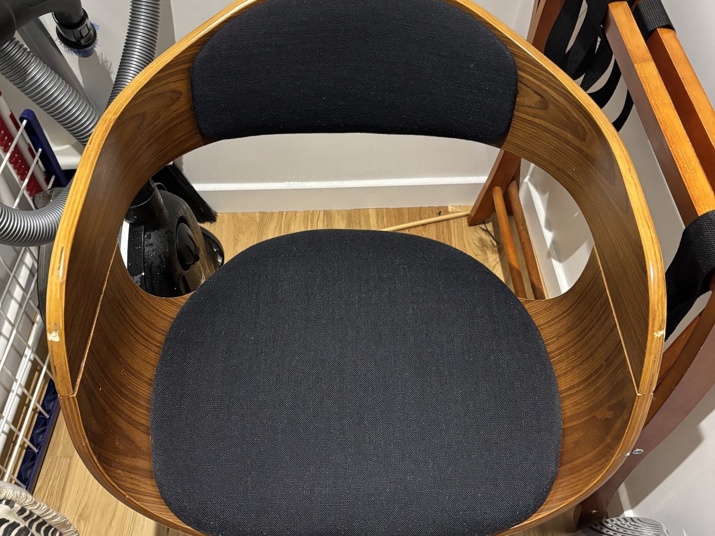 Fauteuil en bois et tissu noir après nettoyage à domicile, Paris et Île-de-France