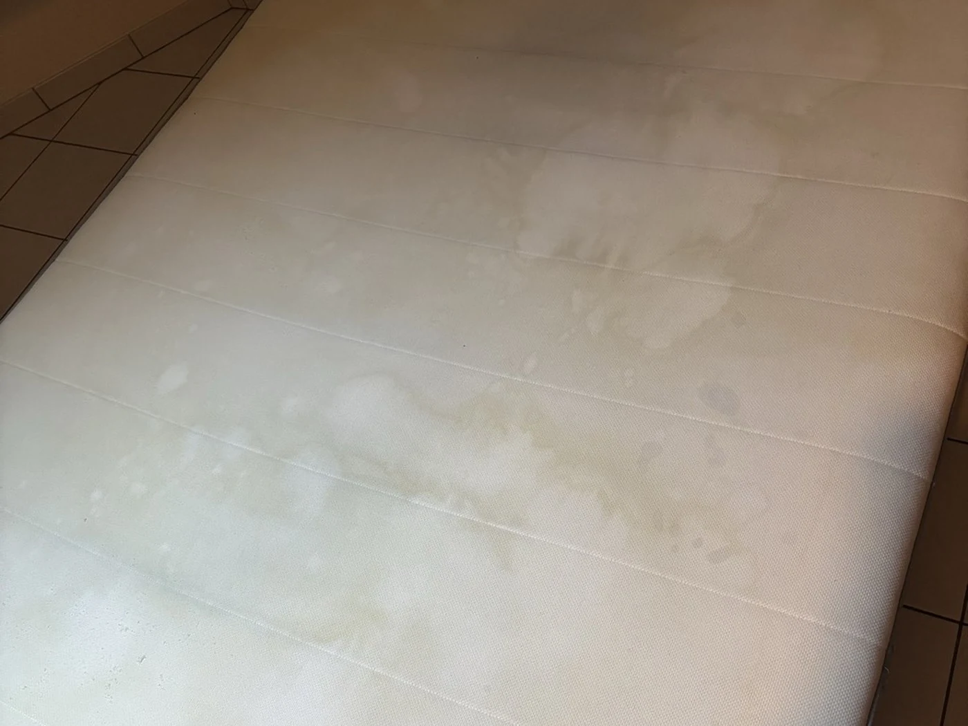 Matelas jauni par les taches avant nettoyage à domicile, Paris et Île-de-France