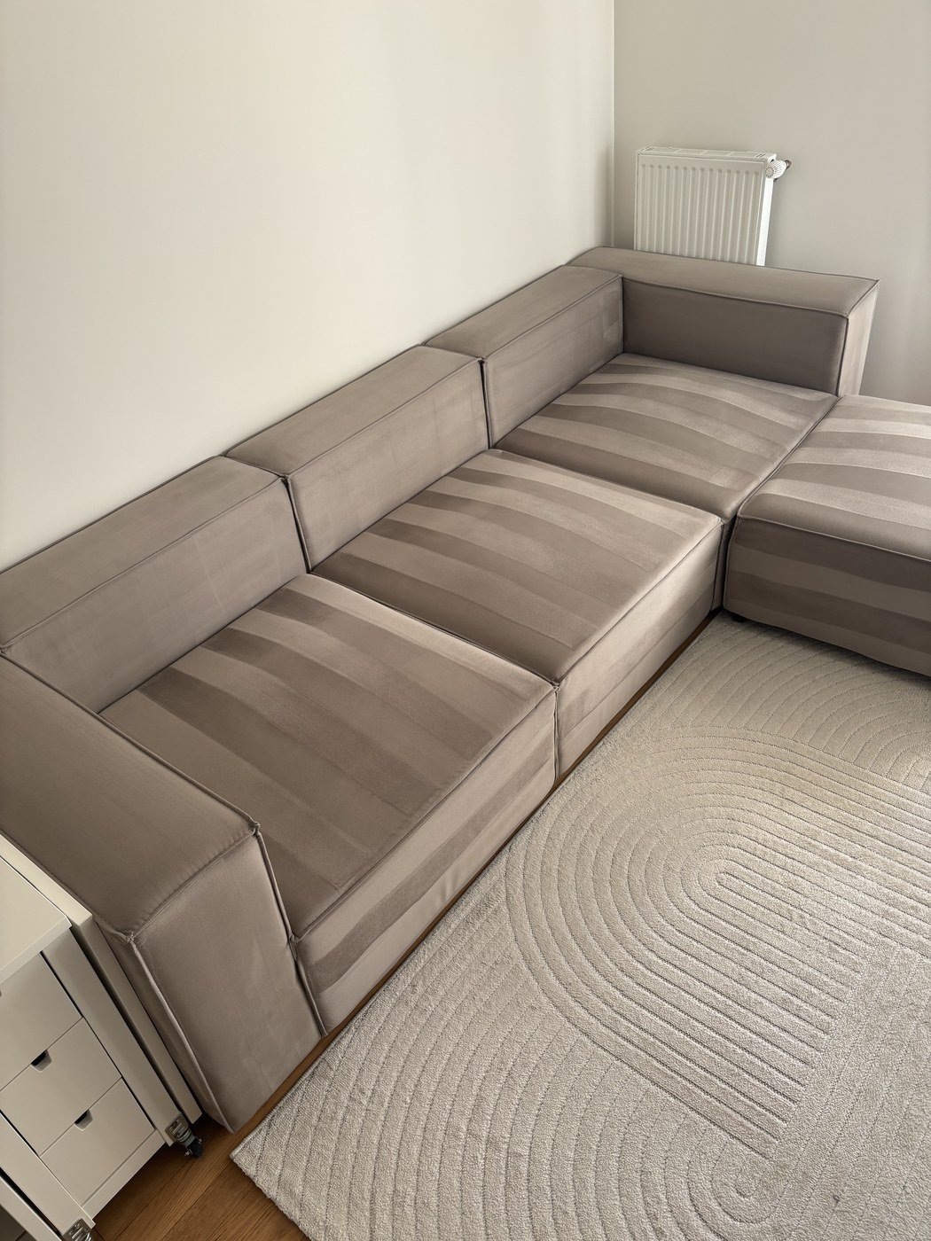 Canapé d'angle gris et tapis nettoyés