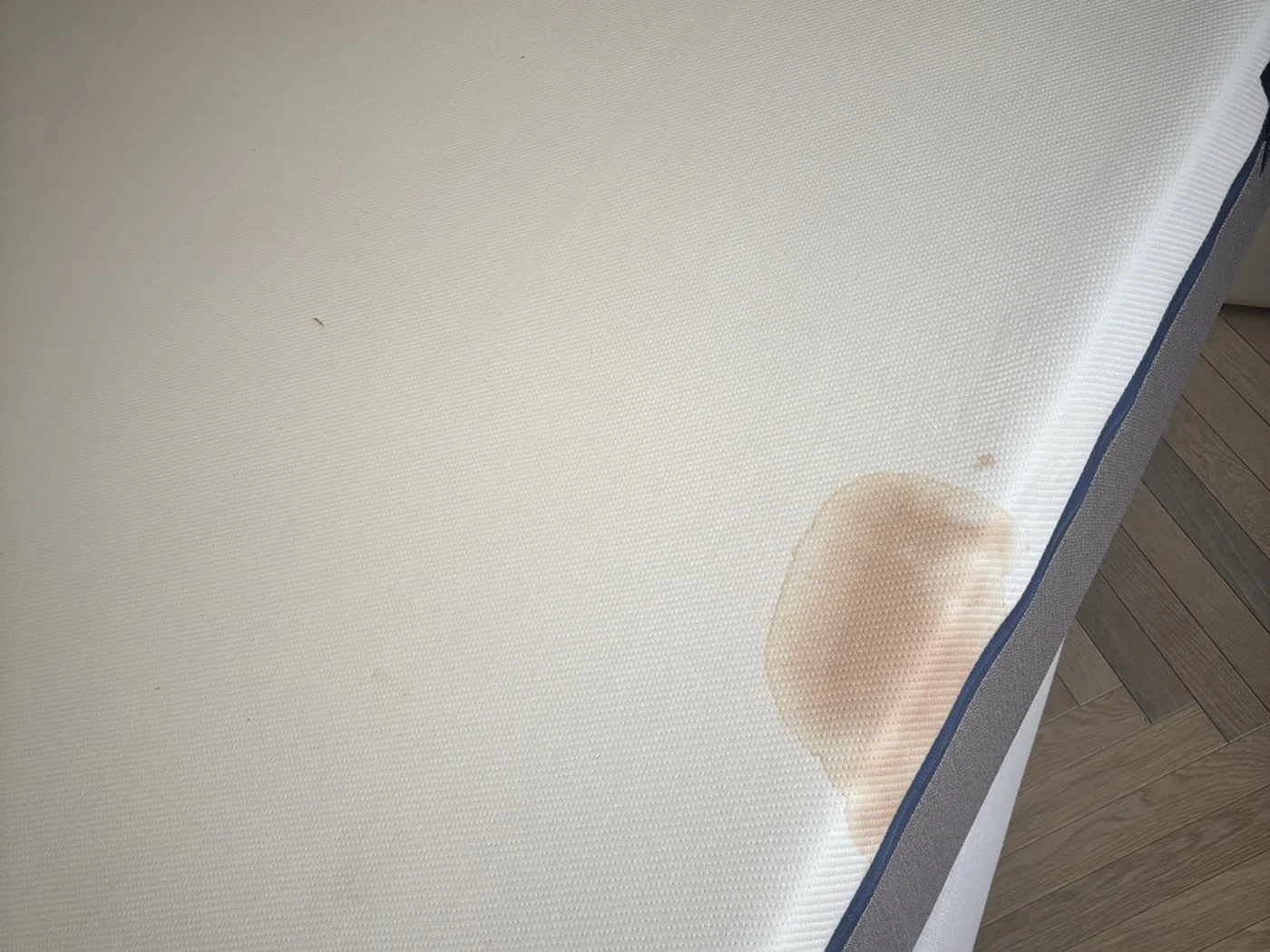 Matelas avec tache rose avant nettoyage à domicile, Paris et Île-de-France