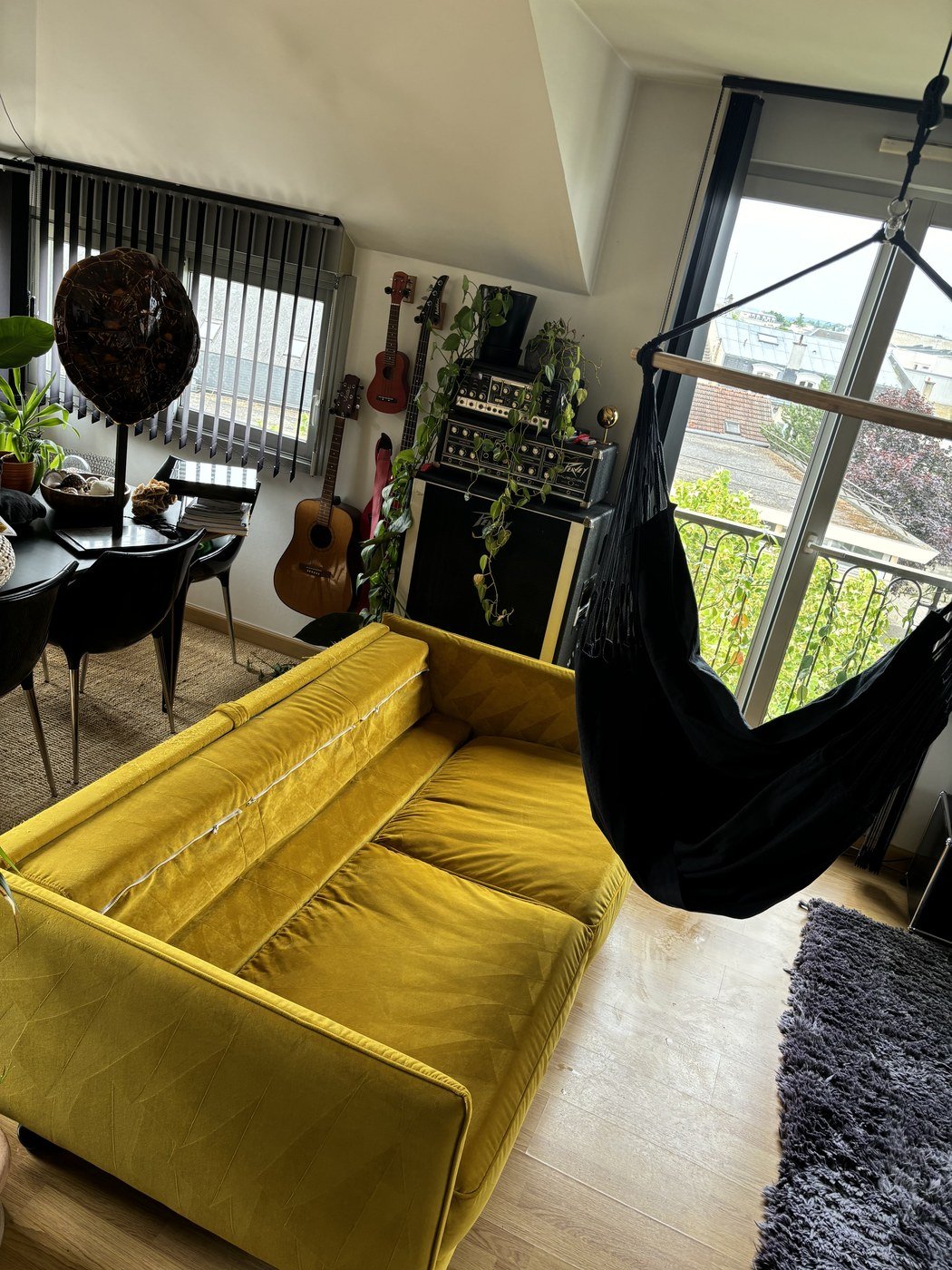 Canapé velours jaune nettoyé