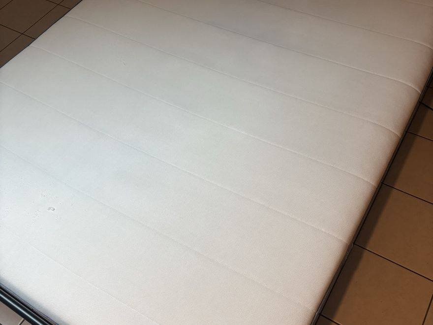 Matelas jauni par les taches après nettoyage à domicile, Paris et Île-de-France