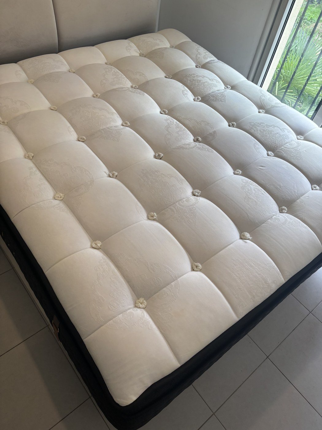 Matelas capitonné blanc nettoyé