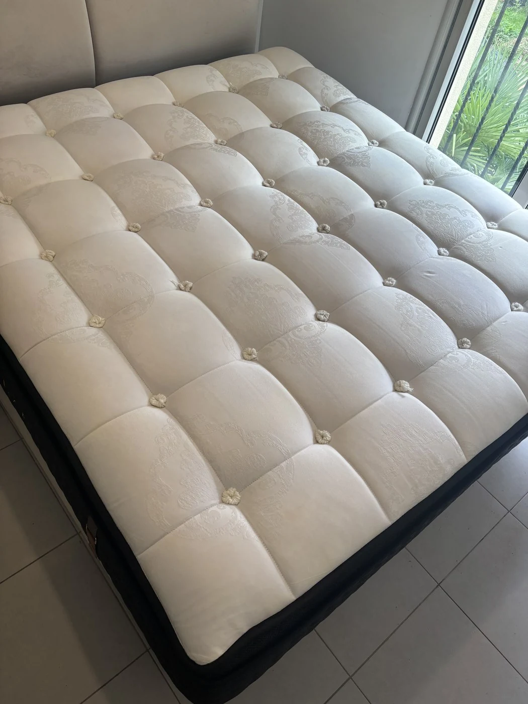 Matelas capitonné blanc nettoyé