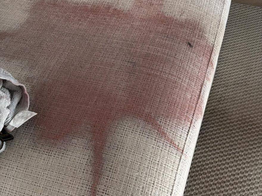 Canapé beige avec grande tache rouge avant nettoyage à domicile, Paris et Île-de-France