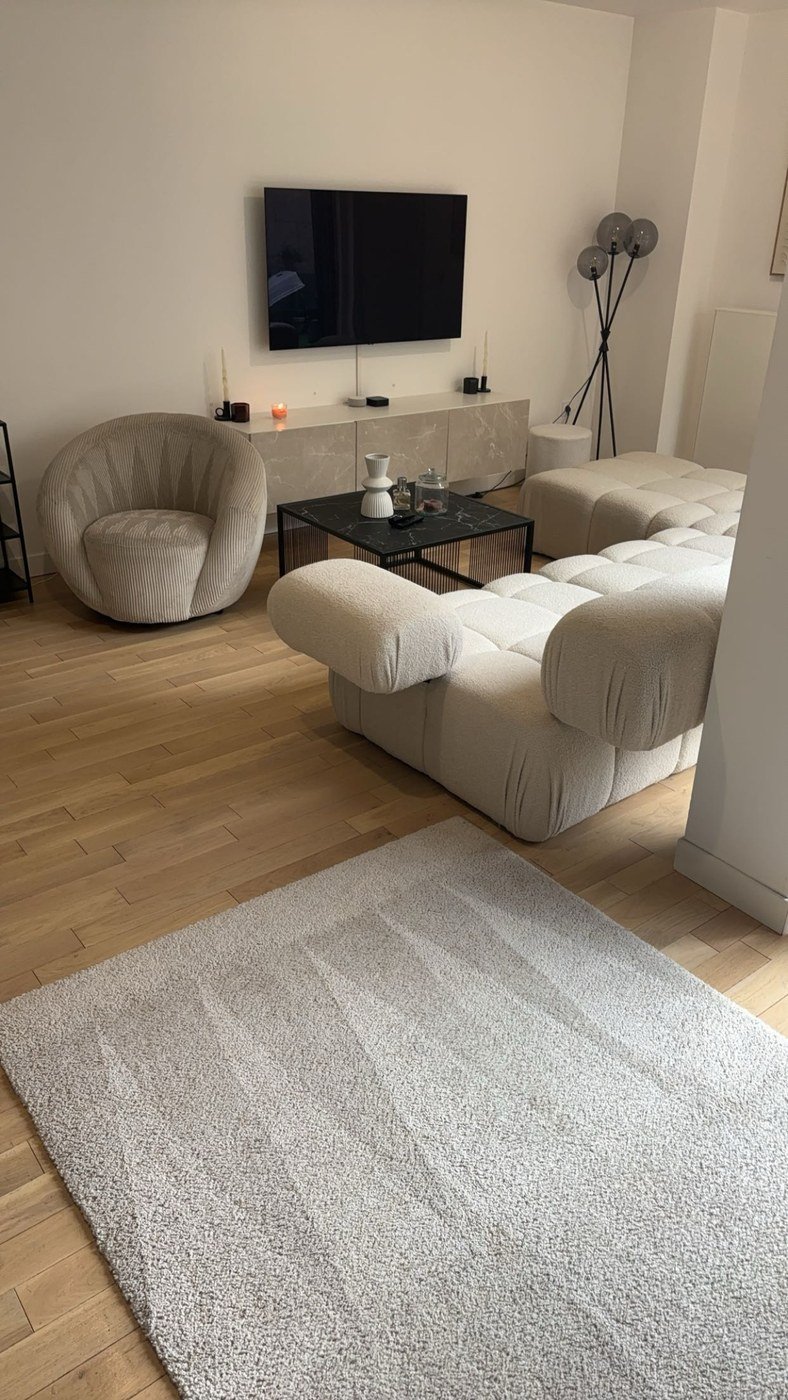 Salon, canapé bouclette et tapis nettoyés