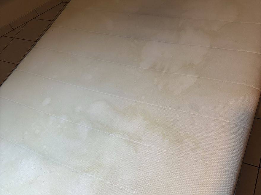 Matelas jauni par les taches avant nettoyage à domicile, Paris et Île-de-France
