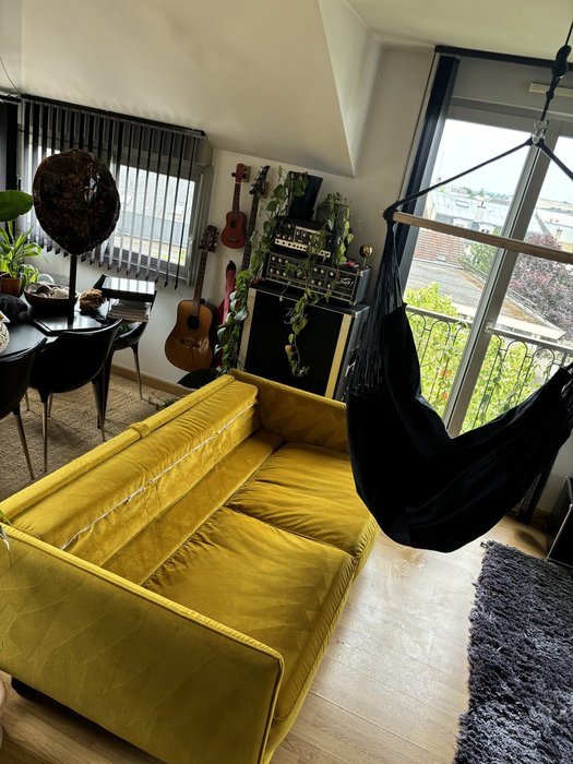 Canapé velours jaune nettoyé