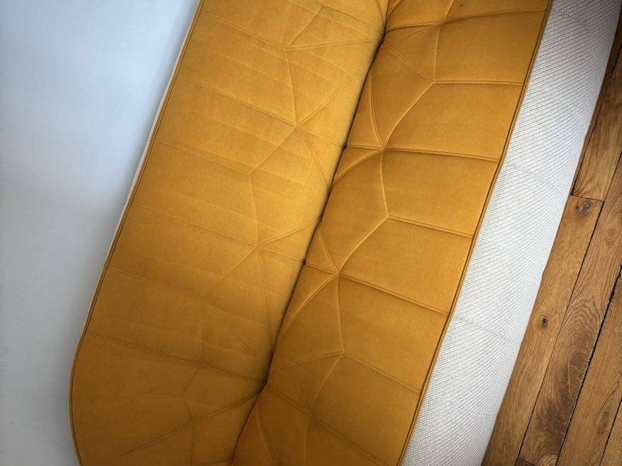 Canapé en velours jaune après nettoyage à domicile, Paris et Île-de-France