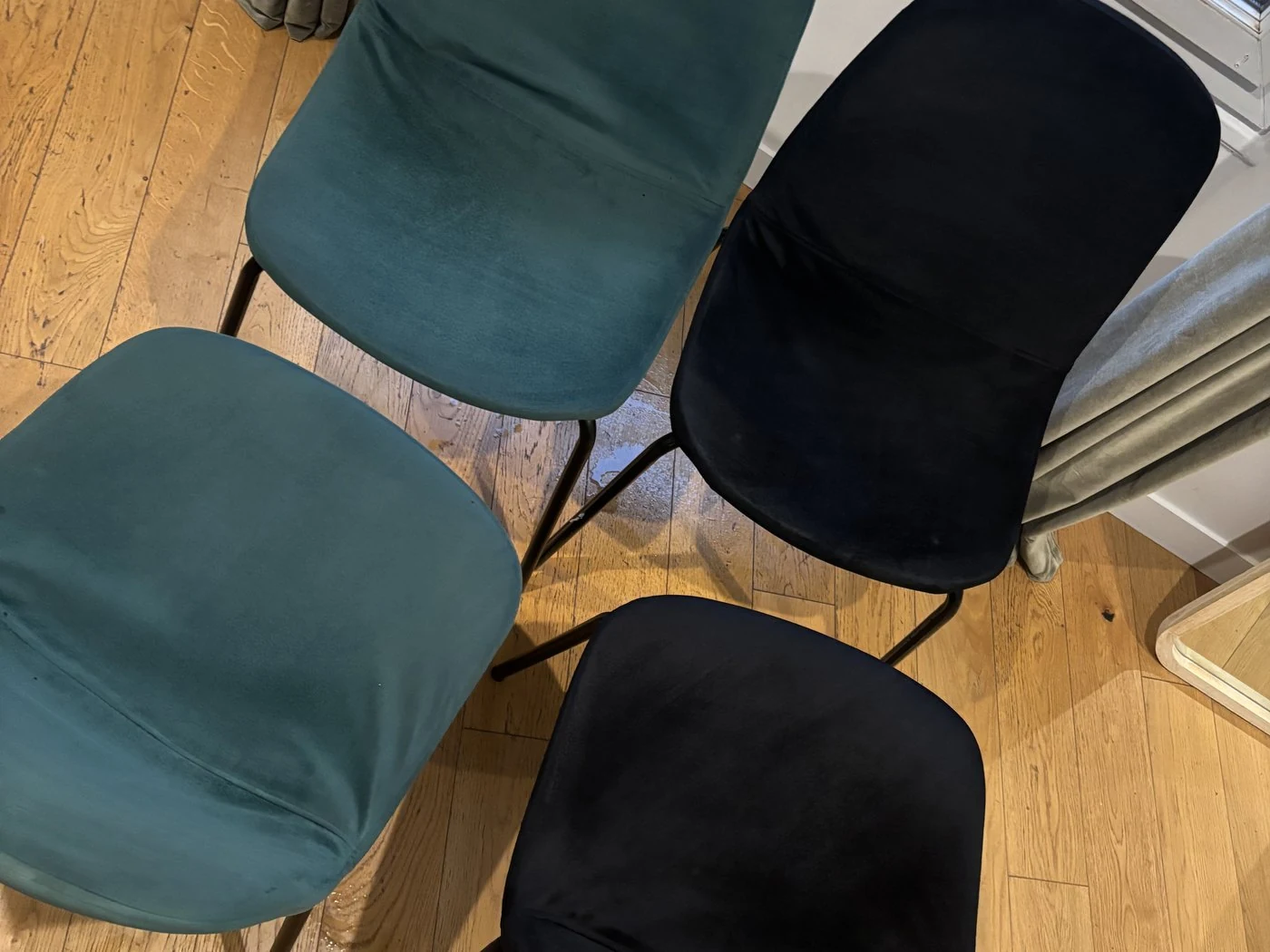 Chaises en velours vert et noir après nettoyage à domicile, Paris et Île-de-France
