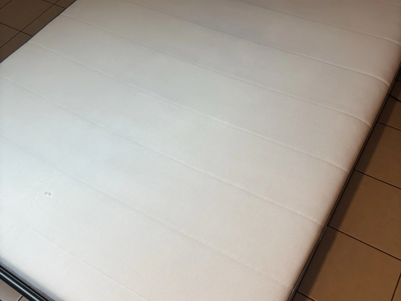 Matelas jauni par les taches après nettoyage à domicile, Paris et Île-de-France