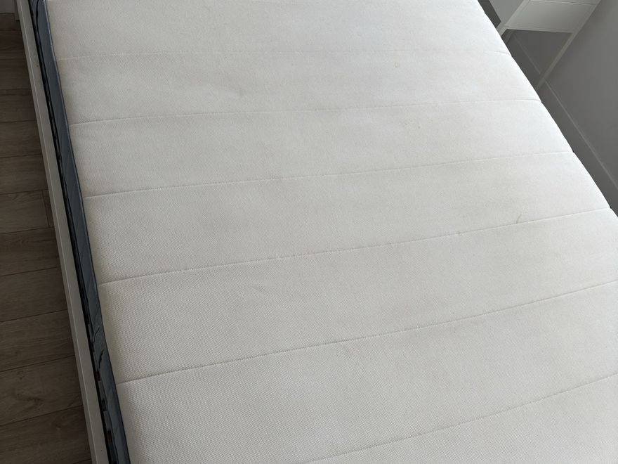 Matelas grand lit taché après nettoyage à domicile, Paris et Île-de-France