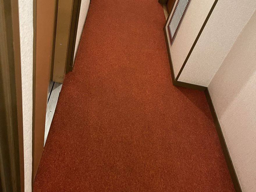 Moquette rouge tachée après nettoyage à domicile, Paris et Île-de-France