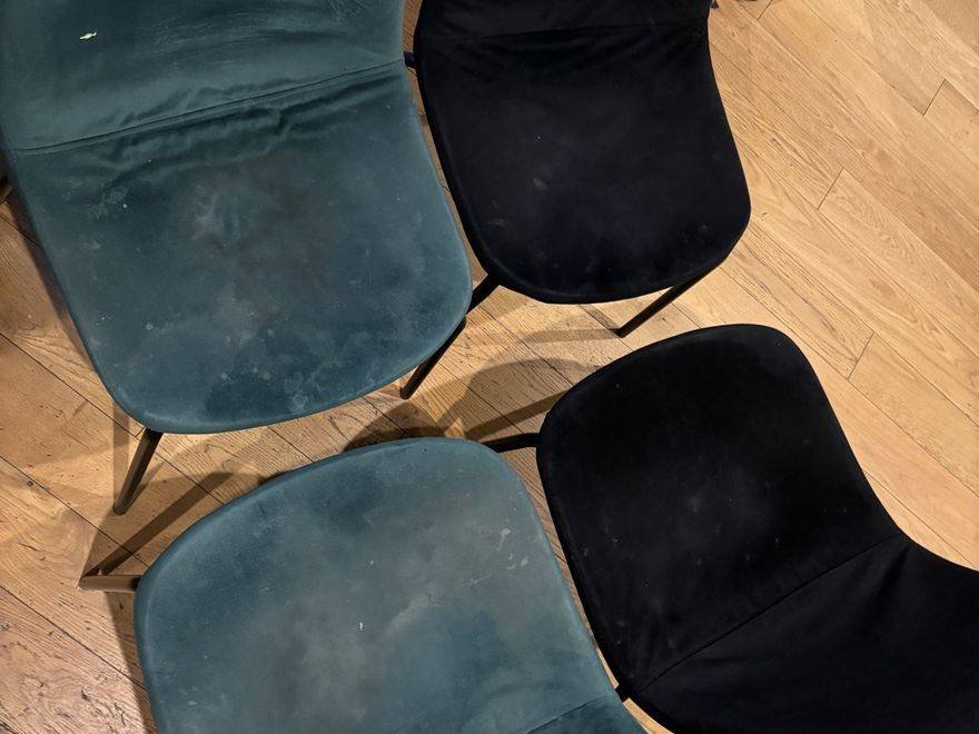 Chaises en velours vert et noir avant nettoyage à domicile, Paris et Île-de-France